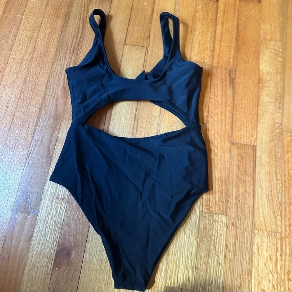 ZAFUL / Swimwear / One-Piece / Bow Front Cut Out One Piece Swimsuit Size S (T)